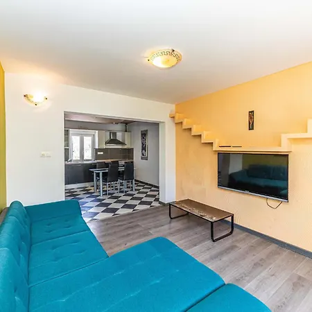 Apartment Lovely In With Wifi Marina
